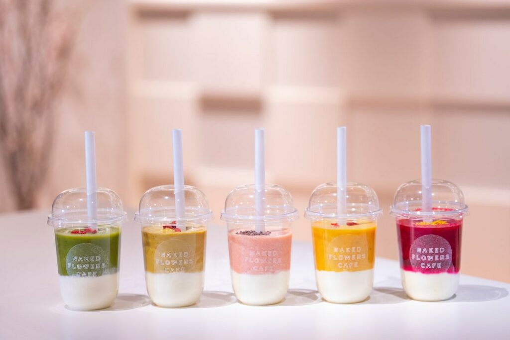 展場附設「NAKED FLOWERS CAFE」,提供專屬的思慕雪(Smoothie),可攝取所需的營養素。(照片來源:NAKED FLOWERS FOR YOU Ⓒnaked inc.)