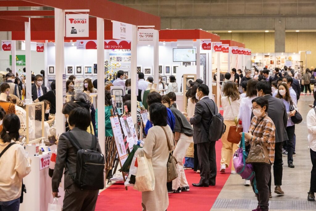 「2023日本HOBBY SHOW」有來自日本各地企業和個人創作,約230個參展單位,展場上陳設各式各樣手工藝,每年會場內都擠滿了人。(照片來源:©Hobby Association of Japan)