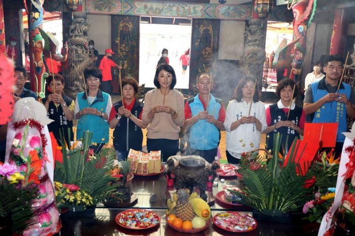 准天宮玄天上帝出巡遶境 縣長許淑華贈匾「神威顯赫」