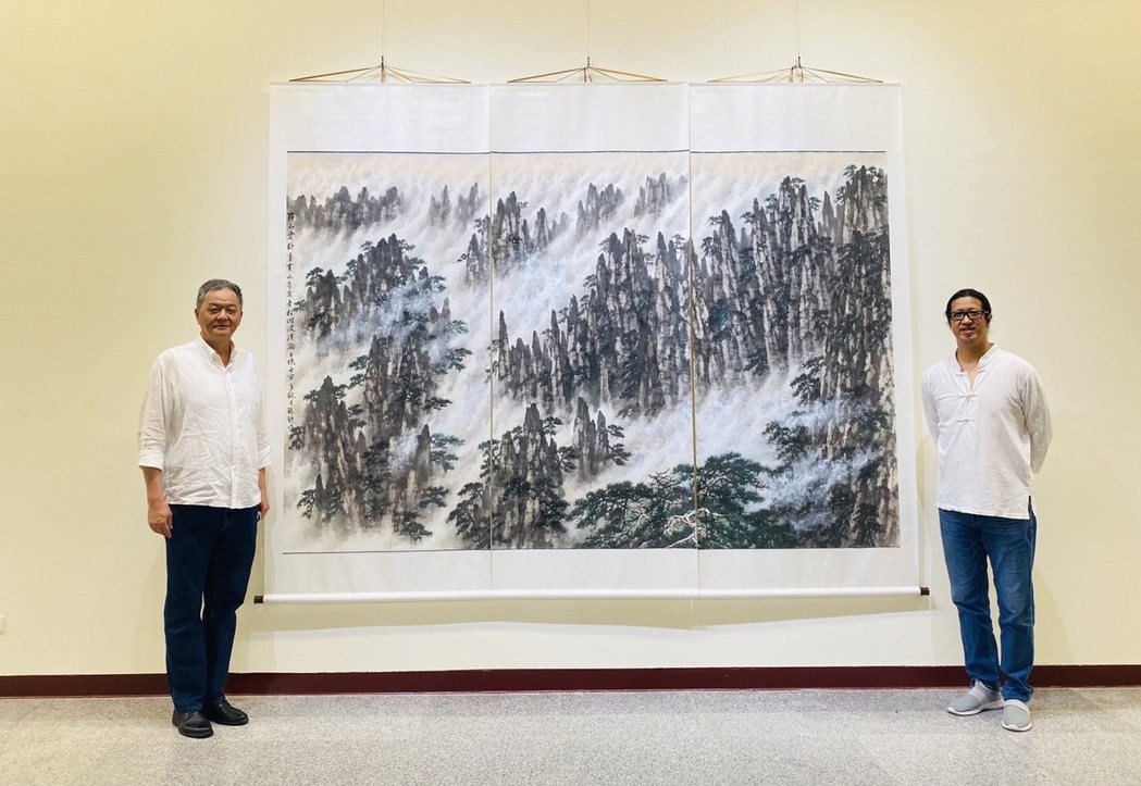 台灣文化創意交流協會理事長張羿文(左)、仿古墨新周錫珽老師與其作品-黟山雲臥(右)。(台灣文化創意交流協會提供)