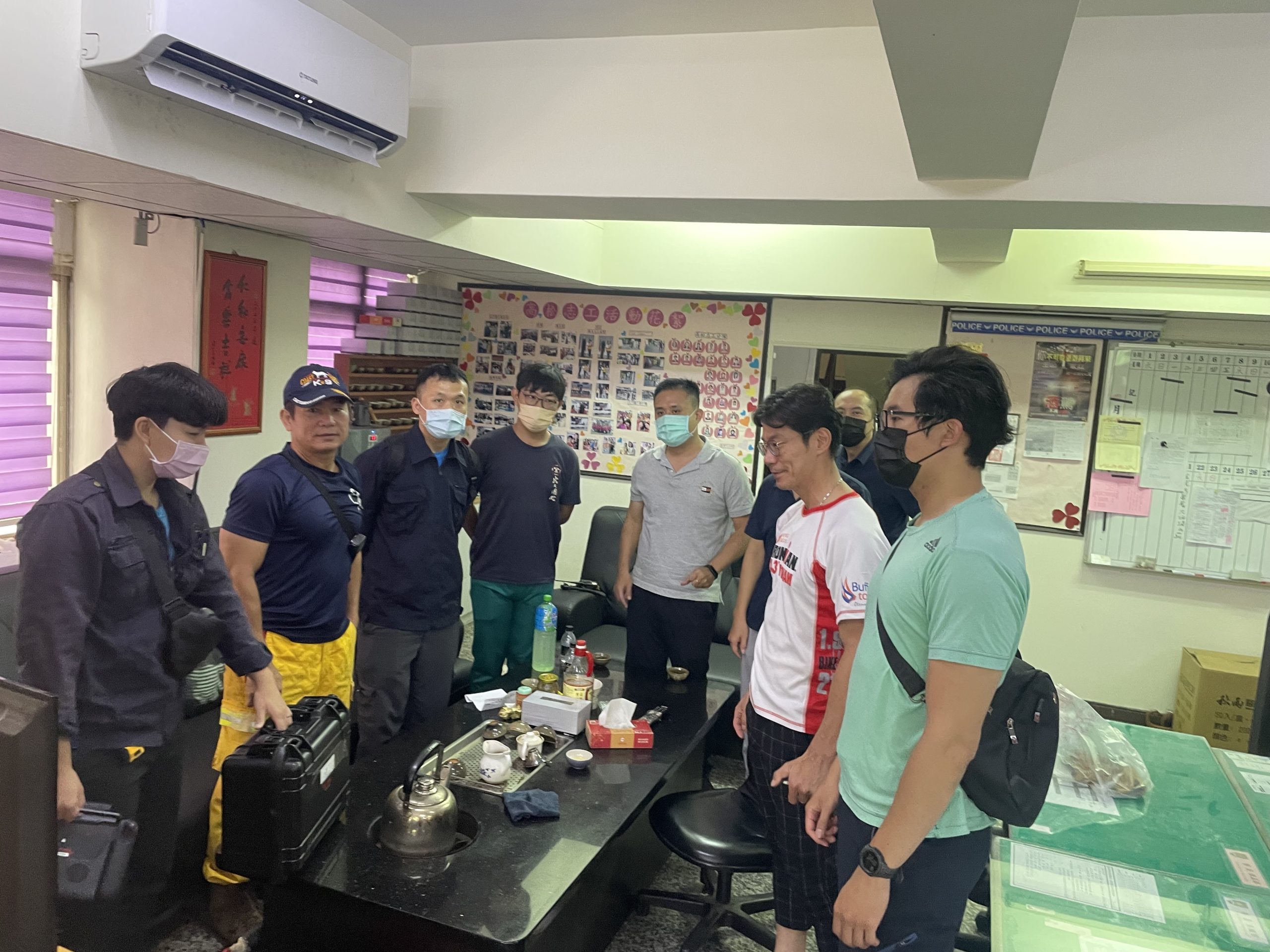 小港警全力協尋迷途老人 員警與消防員出動搜山