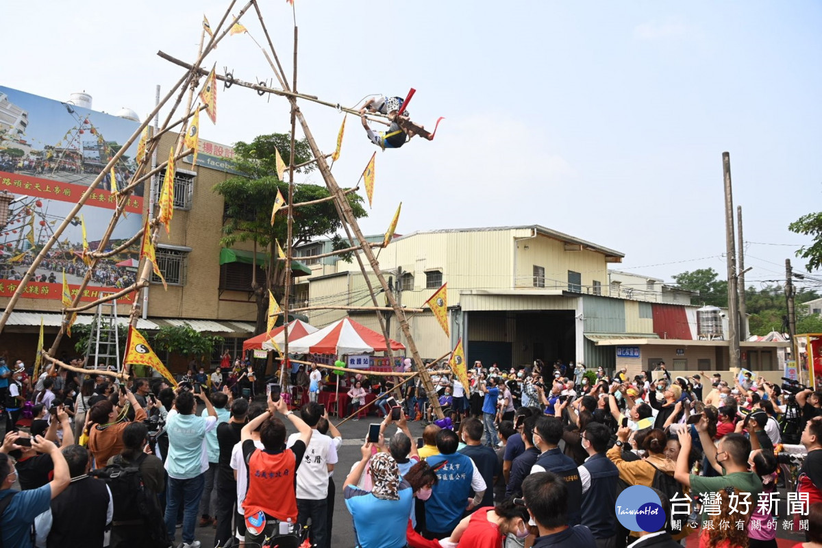 112年嘉義市鞦韆節今天在嘉義市光路里武當山玄天上帝廟廟埕登場／陳致愷翻攝