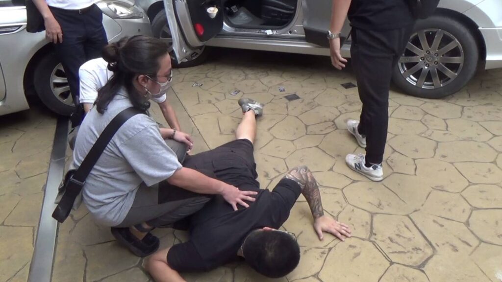 ▲ 25歲楊男涉嫌販毒,員警包夾圍捕後將其壓制在地 (圖/台中市警察局 提供)