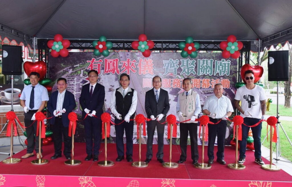 五一勞動節3天連假將至,預期國道將湧入大量南來北往出遊車潮,統一超商於4月21日全新開幕「關廟服務區」