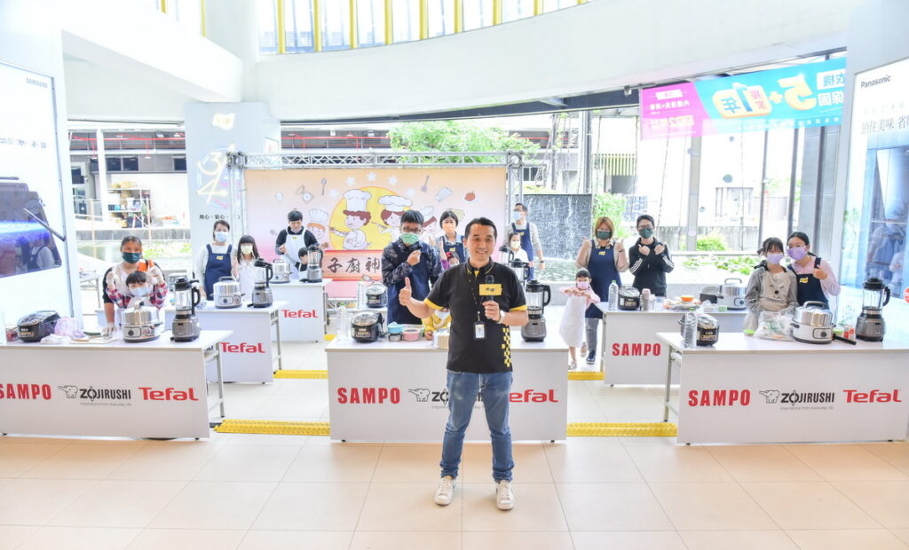 今(22)日3C通路龍頭燦坤,與ZOJIRUSHI(日本象印)、Tefal(法國特福)以及SAMPO(聲寶)三大廚電品牌共同合作主辦的第四屆親子廚神PK大賽(圖片來源_燦坤提供)