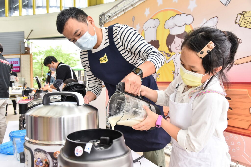 小朋友親自動手操作器材製作料理(圖片來源_燦坤提供)