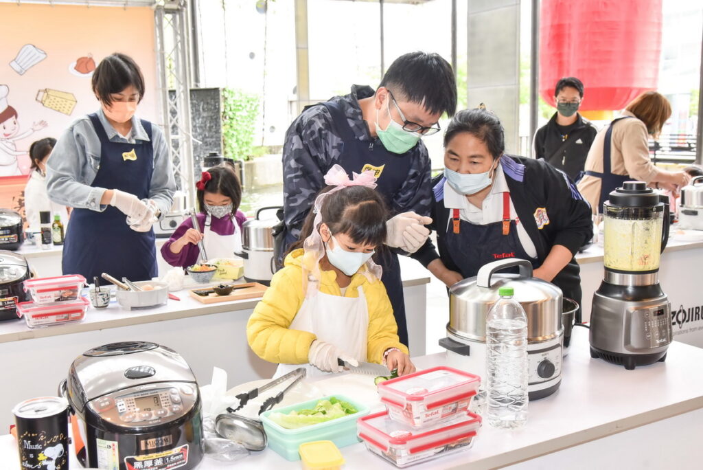 爸爸與女兒一同出賽,專注製作料理(圖片來源_燦坤提供)