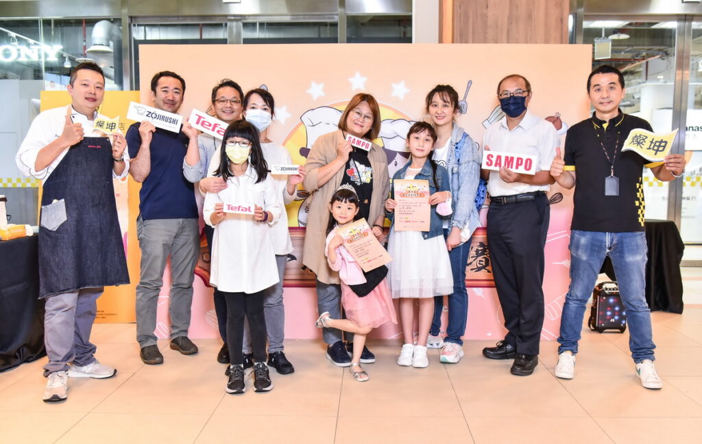 第四屆親子廚神PK大賽 前三名開心合影(圖片來源_燦坤提供)