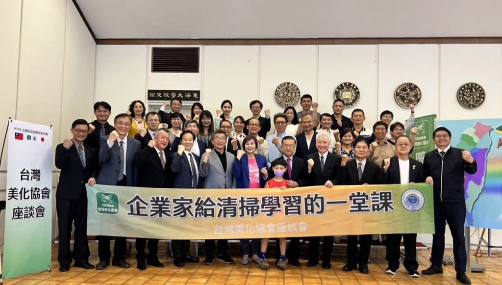 長期重視永續發展的東海大學,攜手台灣美化協會號召台、日企業家一同彎腰勞作清掃,以親身實地傳遞勞作美德。(圖/東海大學提供)