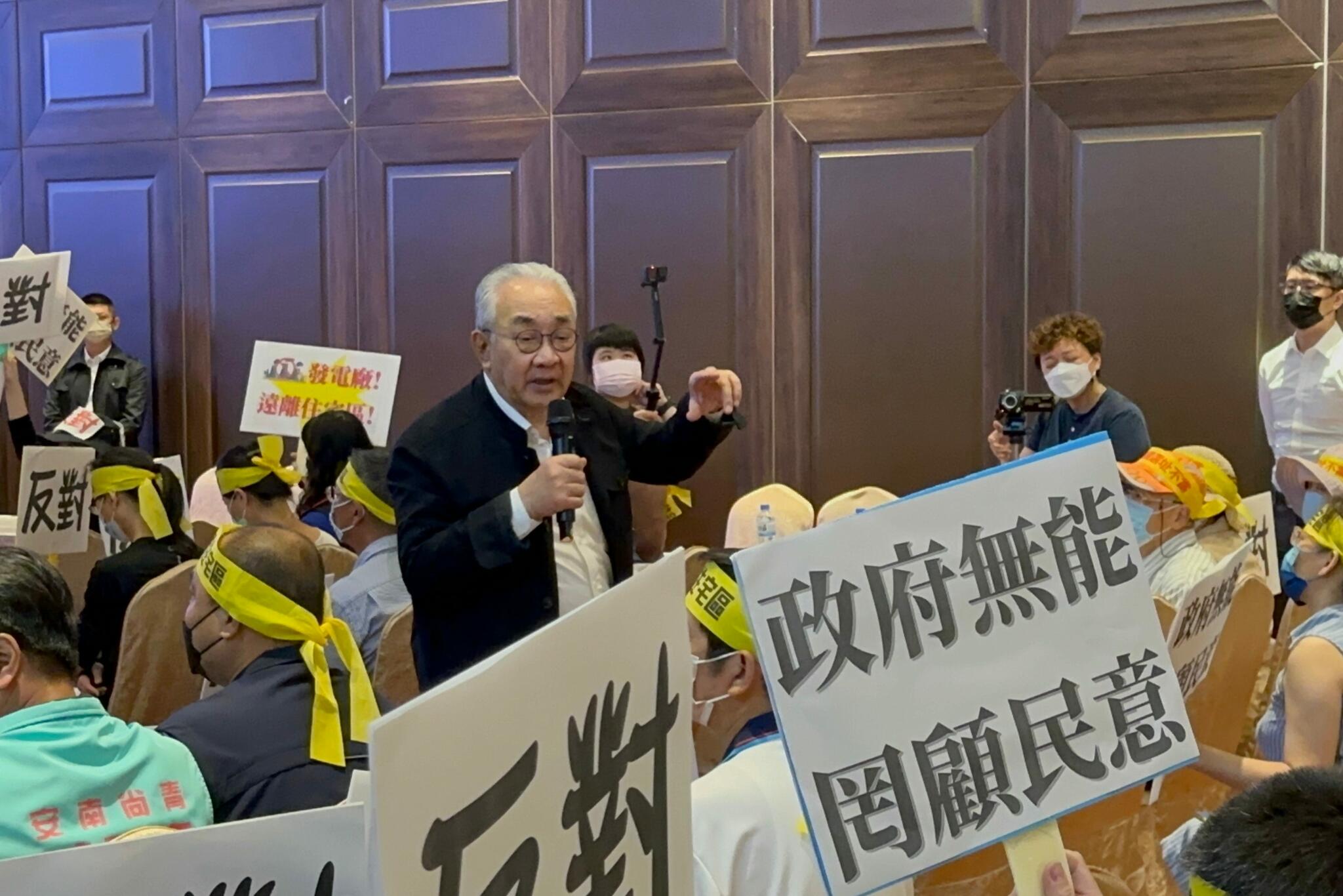 【有影】三天電廠說明會結束 陳亭妃:民眾沒參加是無效座談會 九崴:多辦幾場持續溝通 83 IMG 1905