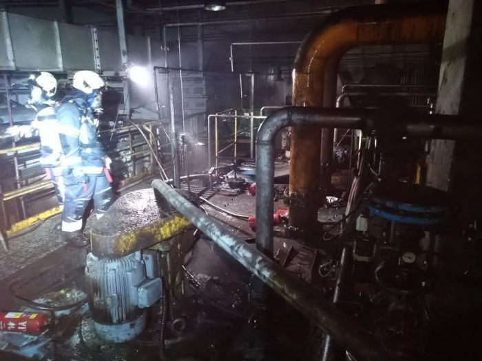高雄橋頭區工廠地下室冒煙 消防員奮勇搶救2小時滅火