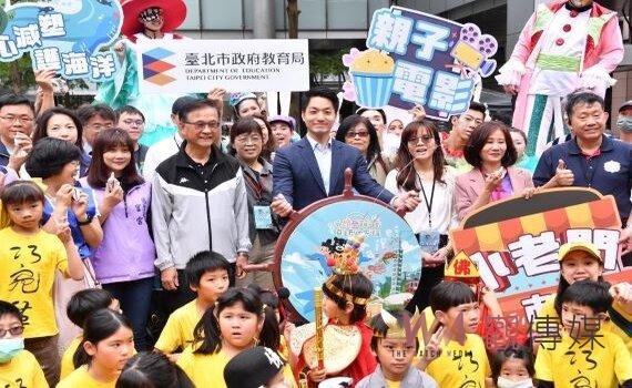 台北兒童月嘉年華 「小老闆」設攤「童言童語」蔣萬安捧場買書笑開懷
