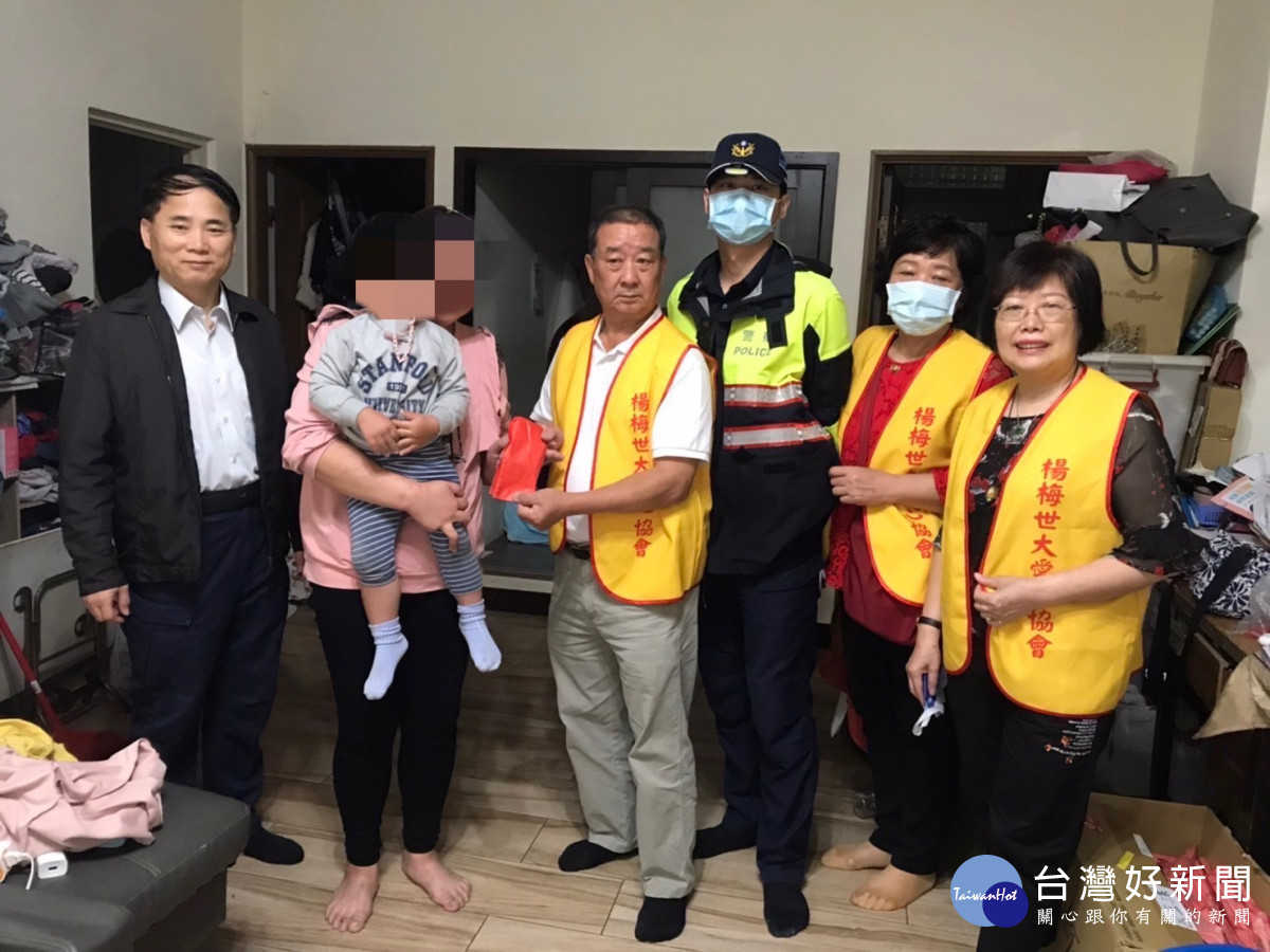 楊梅警結合世大愛心協會關懷弱勢家庭，緊急救助三寶媽。