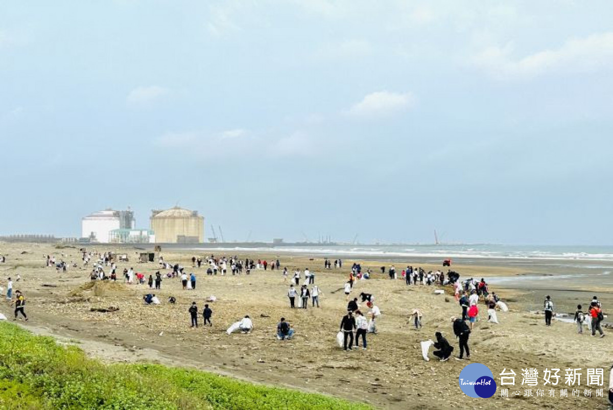 和泰集團在觀音區舉辦的淨灘活動,約有3,000人一同響應。