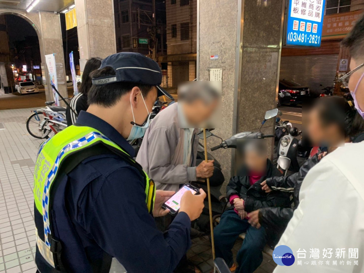 失智老婦外出迷途，幸得熱心民眾及警方協助平安返家。
