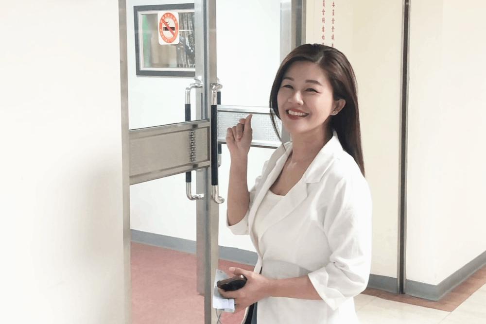 月租千元有找!北市府西園宿舍離譜便宜 洪婉臻要求收回供里民使用 70 洪婉臻於議會的委員會前 1