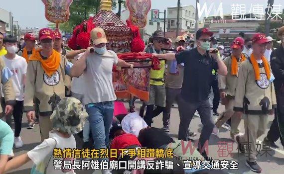 影/熱情信徒在烈日下爭相躦轎底 大甲媽祖遶境出現「超跑行程」