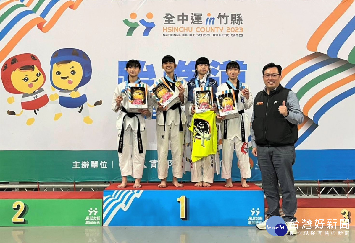 施沛妤同學跆拳道金牌選手(右二)。圖/彰化縣政府提供