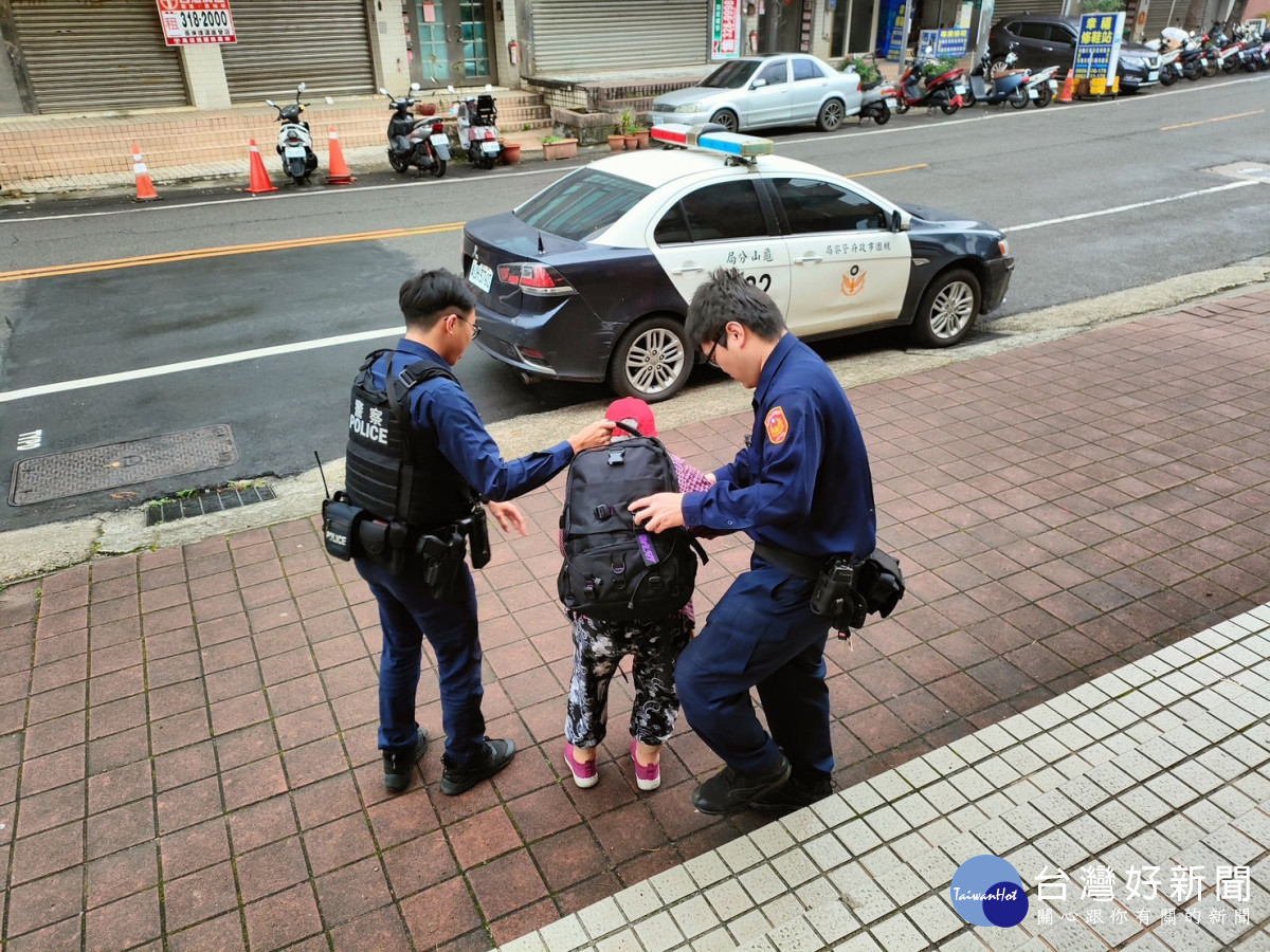 7旬老婦忘了家在哪，計程車司機急向警求助。