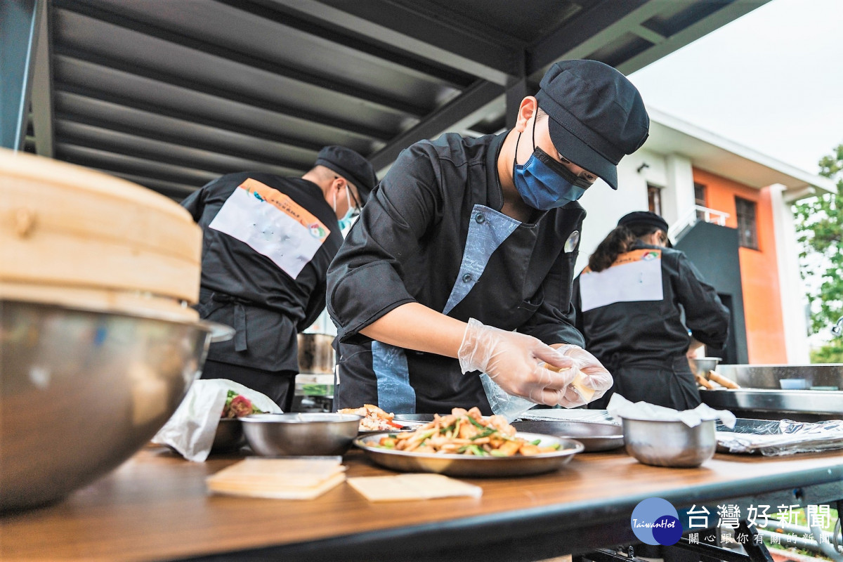 參賽選手全神貫注,烹飪拿手菜餚。(2022客家美食料理比賽示意圖)<br /><br />