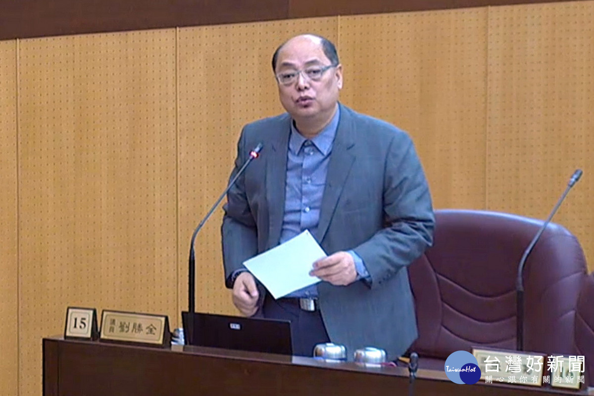 針對預算保留數問題,桃園市議員劉勝全於議事堂上提出質詢。
