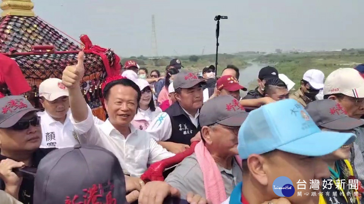 嘉義縣長翁章梁到新港鄉崙子橋上迎接大甲媽鑾轎/陳致愷攝影