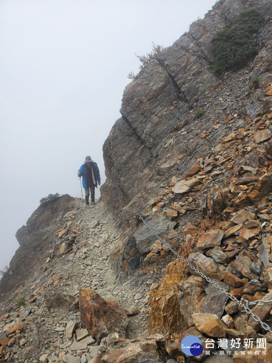 山區天候難測,倏忽雲霧繚繞,無須慌張作好登山準備,就可平安下山(玉管處提供)