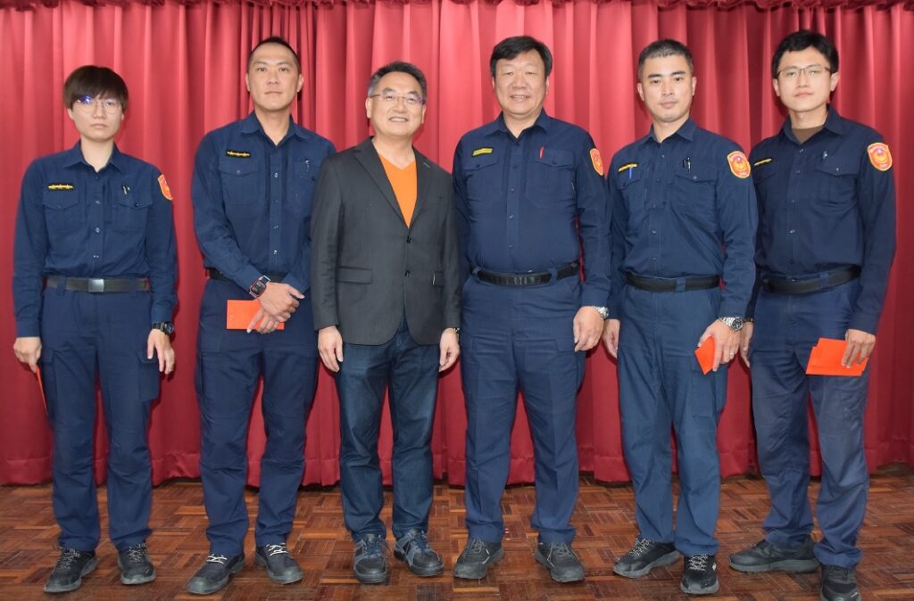 ▲ 警友會辦事處主任與分局長吳銘淵共同頒發績優人員獎金 (圖/台中市警察局 提供)