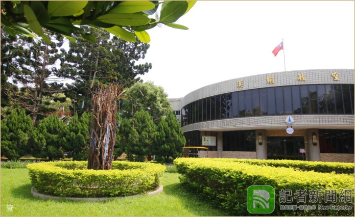 花藝老師運用漢翔園區修剪後的樹材和飛機製程餘廢料或汰換零件，創造出令人驚豔的公共藝術作品。