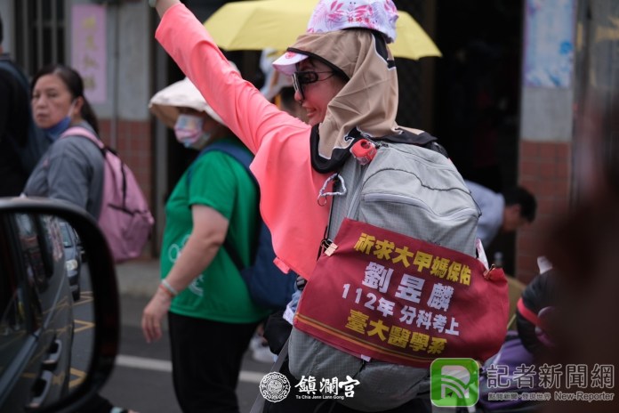 幫孩子走一段!媽媽隨香客祈求大甲媽保祐孩子考上台大醫學院