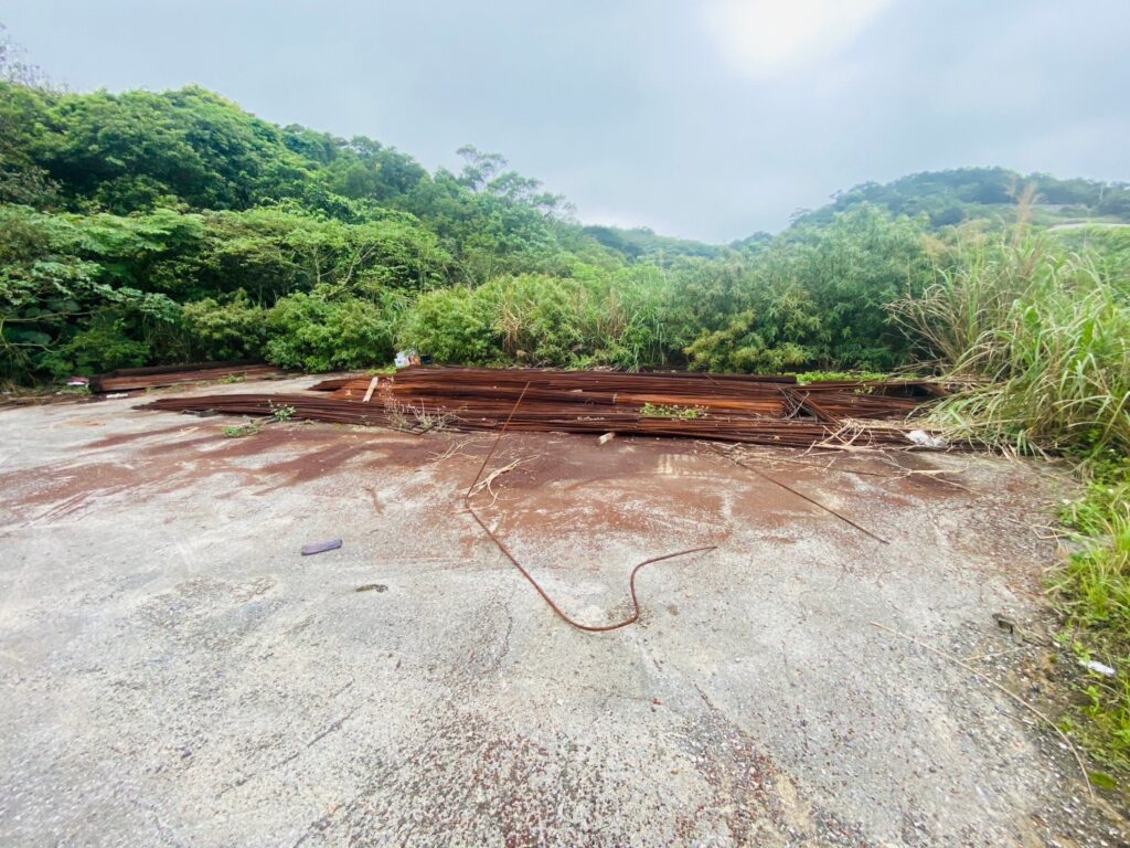 基隆市中山區某建案預定地於清明連假,多次遭竊嫌闖入竊取鷹架、鋼筋、水溝蓋及深水馬達等工地材料