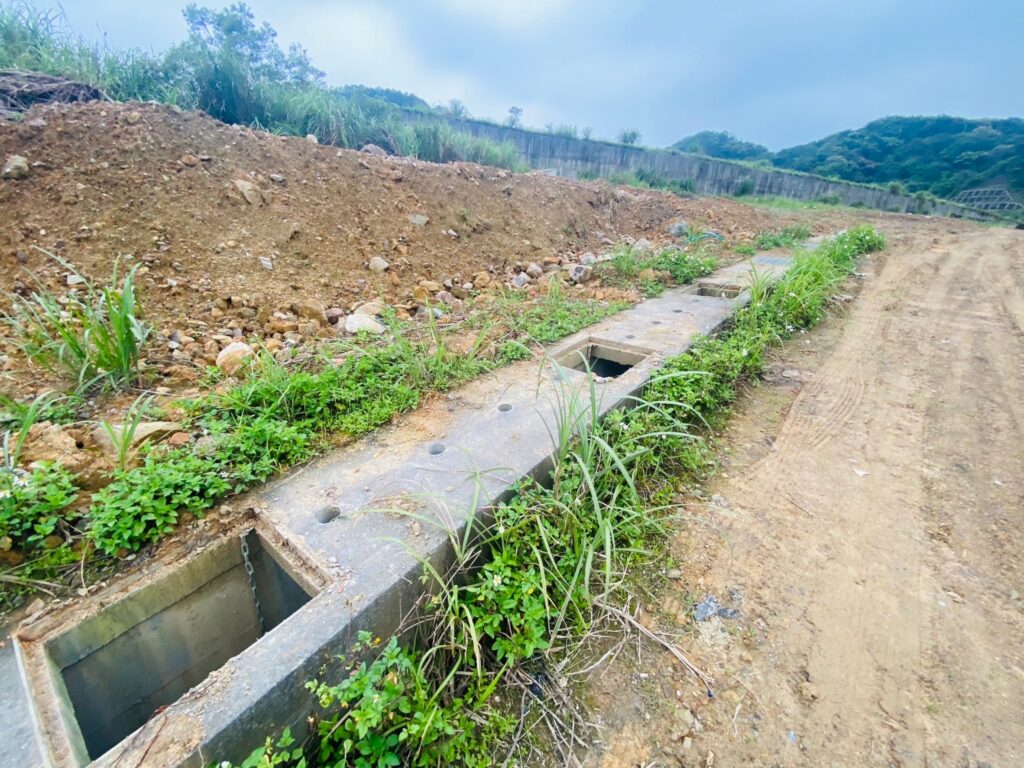 基隆市中山區某建案預定地於清明連假,多次遭竊嫌闖入竊取鷹架、鋼筋、水溝蓋及深水馬達等工地材料