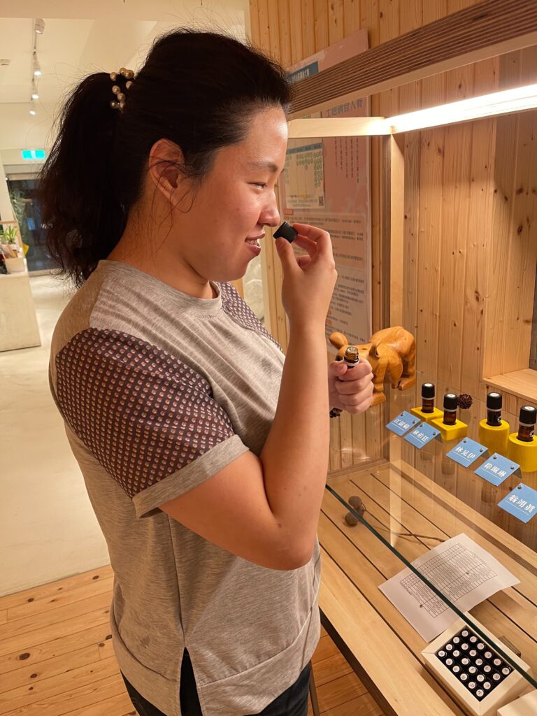圖2、PAVI視障調香師江尉綺於肯園和平店嗅聞自己與其他入圍者的調香作品