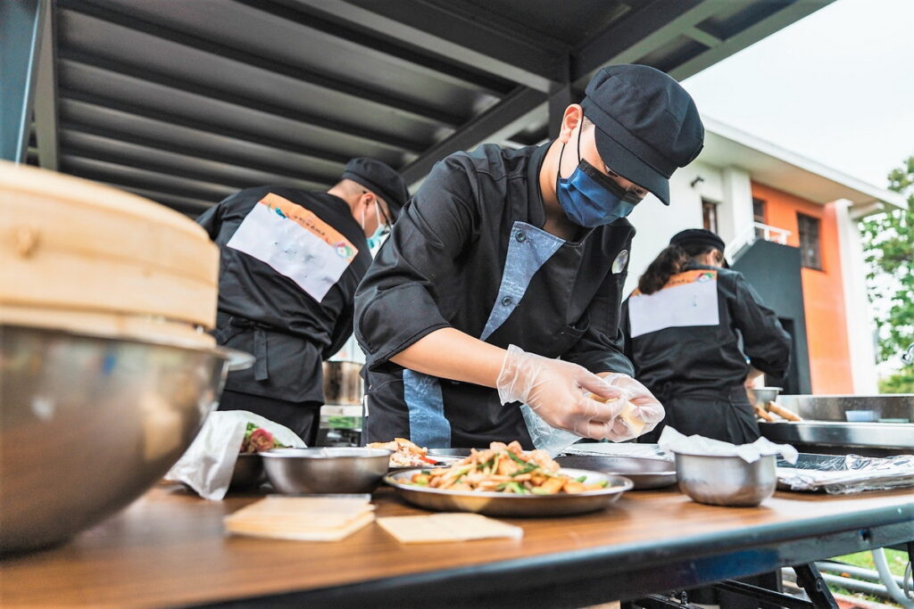 參賽選手全神貫注,烹飪拿手菜餚。(2022客家美食料理比賽)