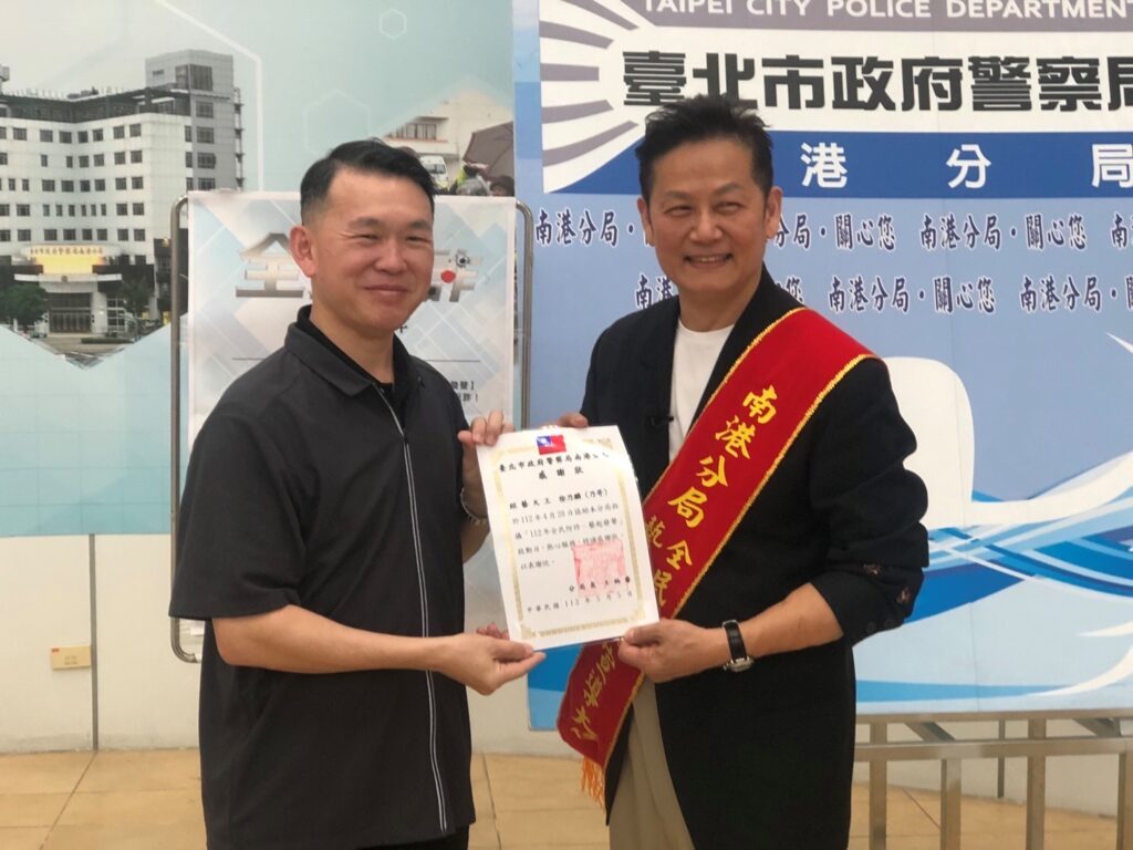 南港分局副分局長楊坤明(左)、邀請藝人徐乃麟(右)拍攝「全民反詐啟動日」宣傳「全民防詐藝起發聲」犯罪宣導。