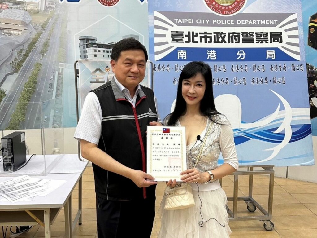 南港分局分局長王炳睿(左)、邀請藝人顧婕(右)拍攝「全民反詐啟動日」宣傳「全民防詐藝起發聲」犯罪宣導。