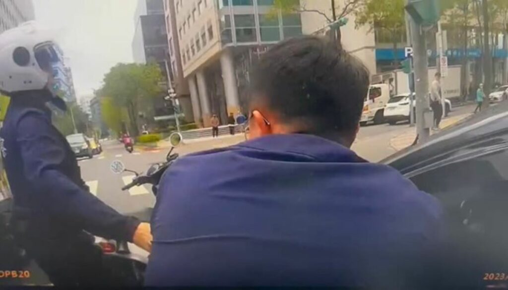 員警制止駕駛離去。