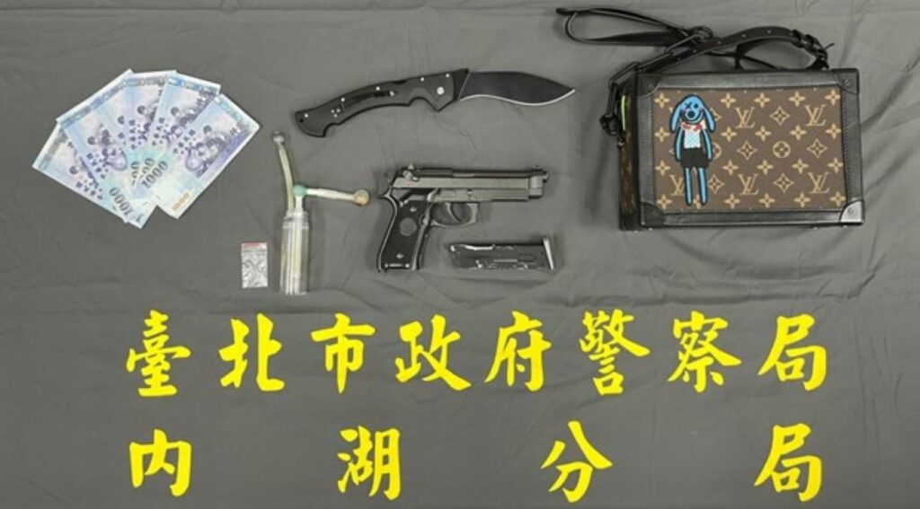 查獲折疊刀、空氣槍及毒品等證物。