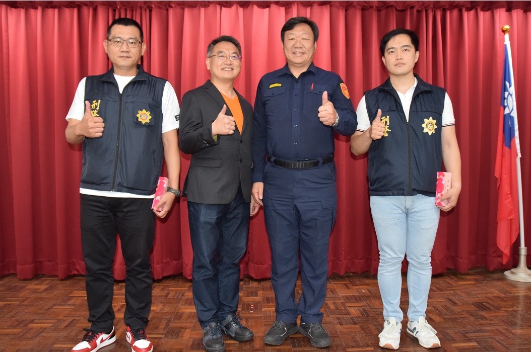 ▲ 警友會辦事處主任與分局長吳銘淵共同頒發績優人員獎金 (圖/台中市警察局 提供)
