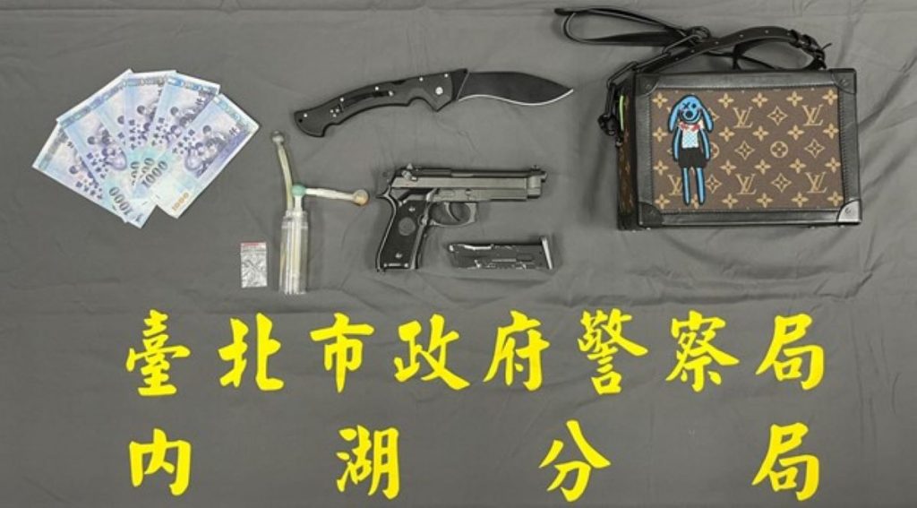 查獲折疊刀、空氣槍及毒品等證物。