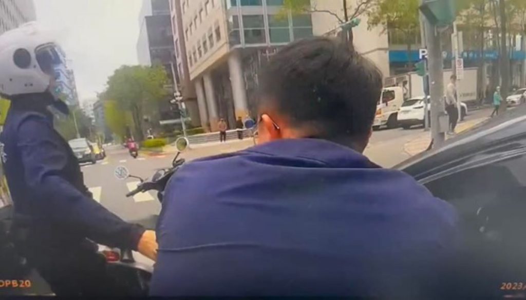 員警制止駕駛離去。