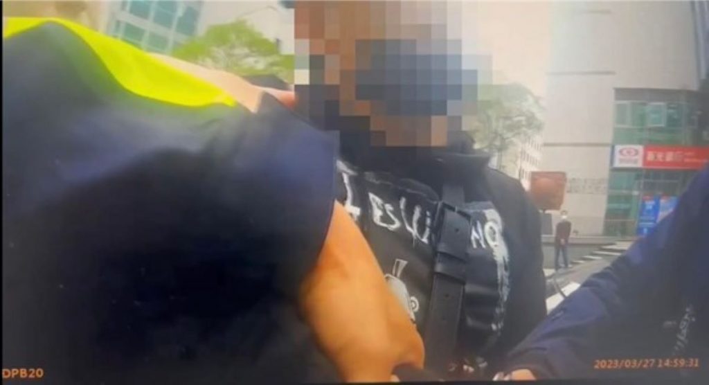 員警當場逮捕駕駛。