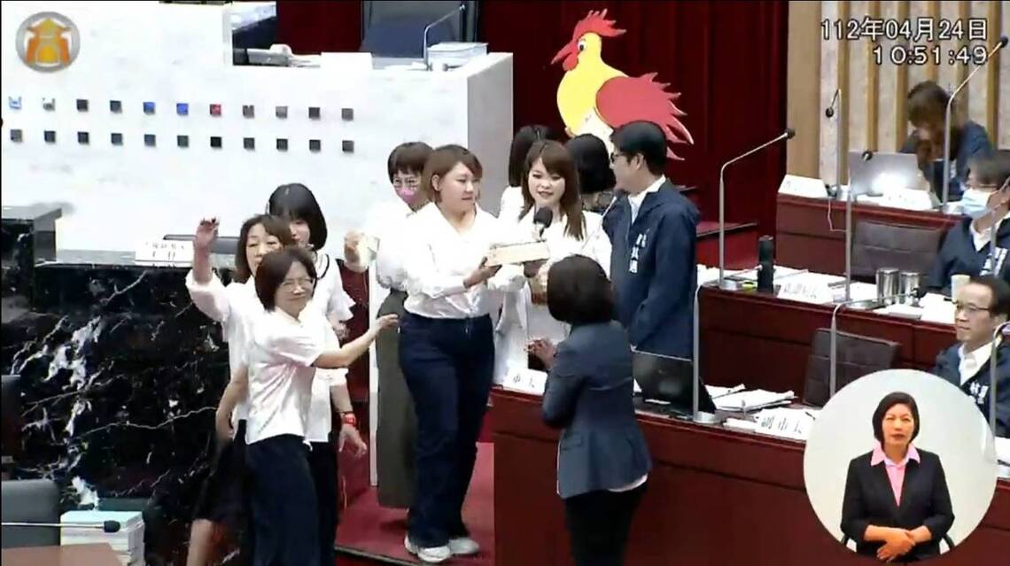 漾新聞|議會開議黨團質詢關注產業投資高雄 國民黨送公雞不下蛋民進黨傻眼
