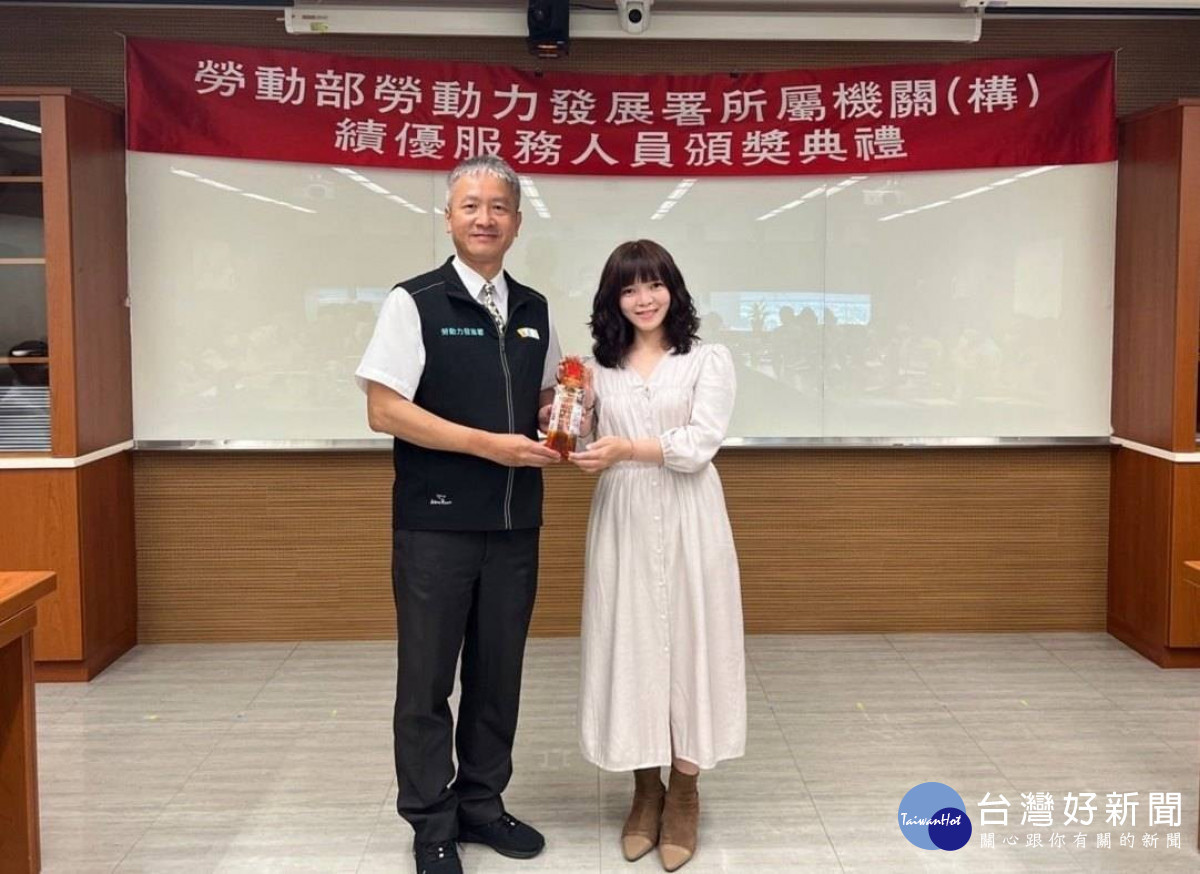 竹北就業中心就業服務員許詩涓(右)協助逾3,000名待業者重返職場,獲勞動力發展署蔡孟良署長(左)頒獎表揚。