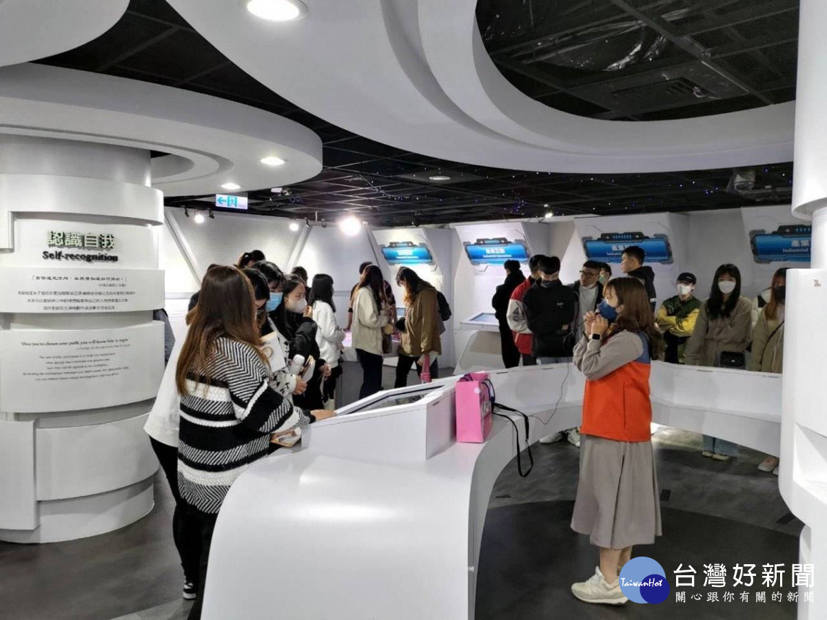 竹北就業中心就業服務員許詩涓(穿橘色背心者)替不同求職者量身打造求職服務,多年下來已協助超過3,000名待業者順利就業。