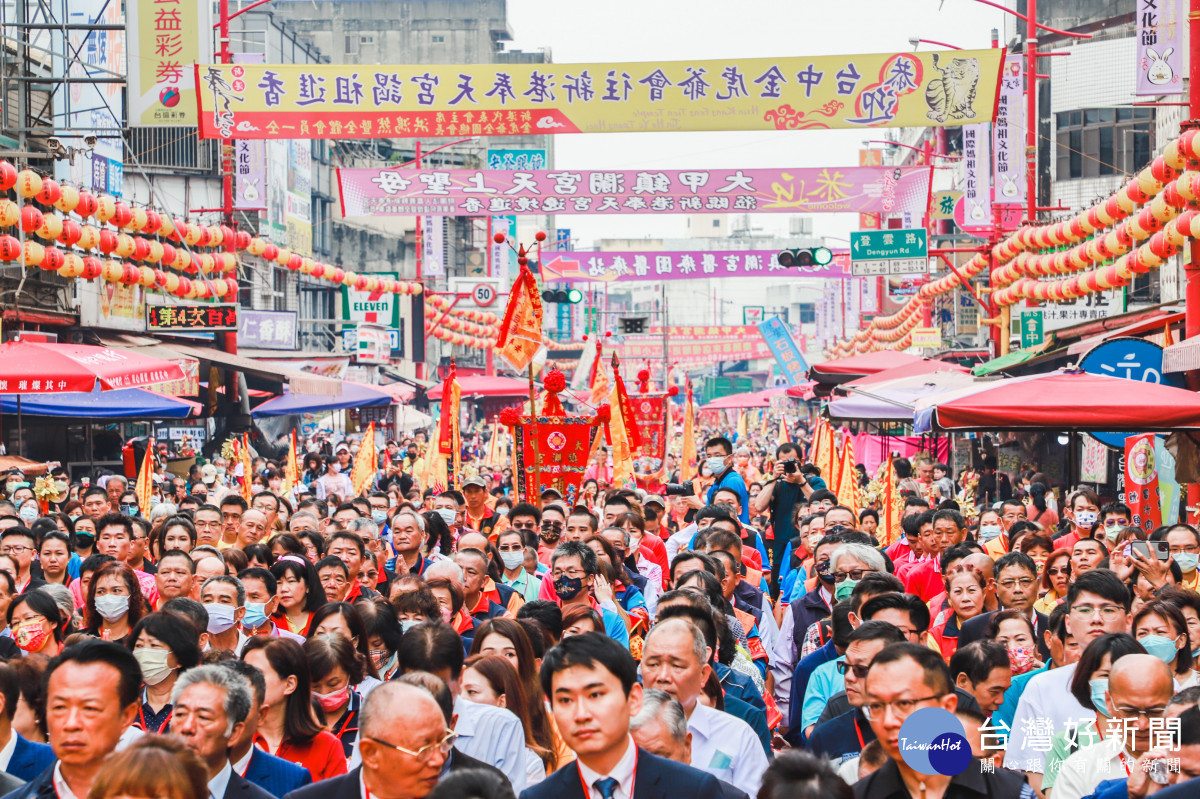 鎮瀾宮大甲媽昨日抵達嘉義新港鄉奉天宮，今日上午舉行重頭戲「媽祖祝壽大典」，數萬名信徒擠爆奉天宮周邊，共同進行祝禱儀式／陳致愷翻攝