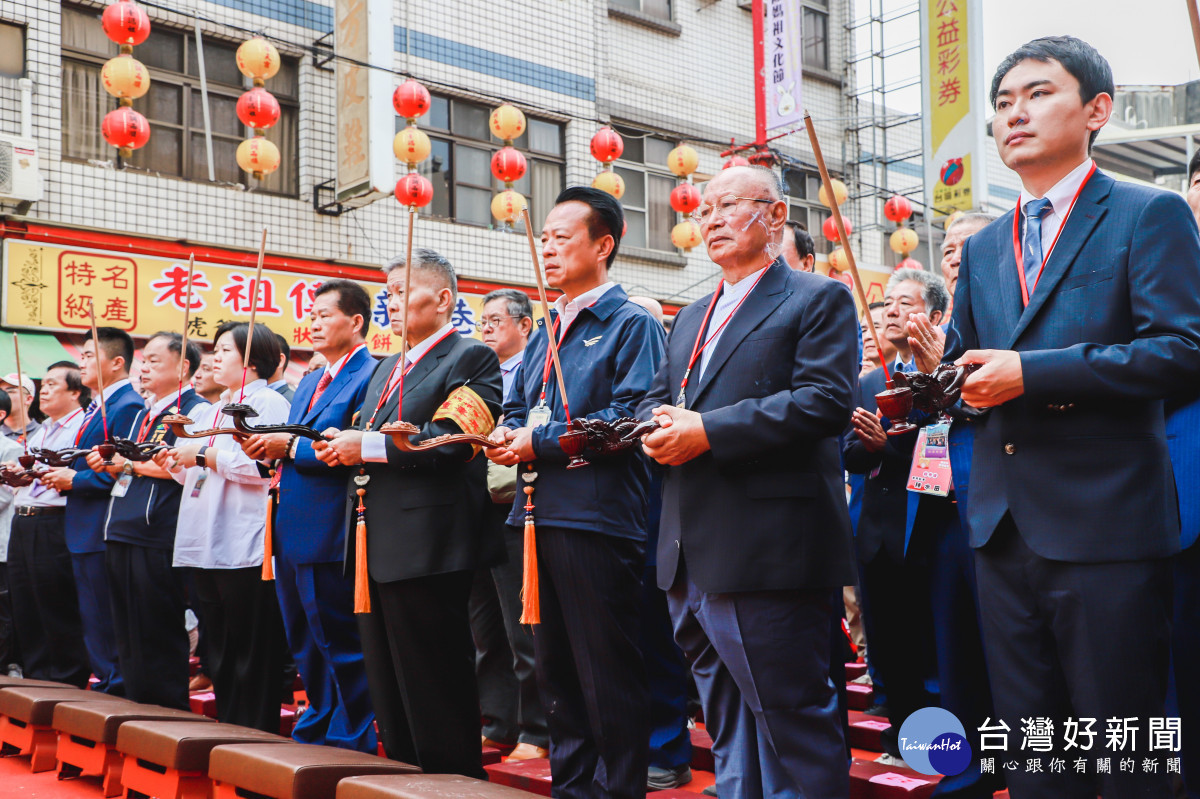 「媽祖祝壽大典」,由嘉義縣長翁章梁、大甲鎮瀾宮董事長顏清標、奉天宮董事長何達煌擔任主祭/陳致愷翻攝