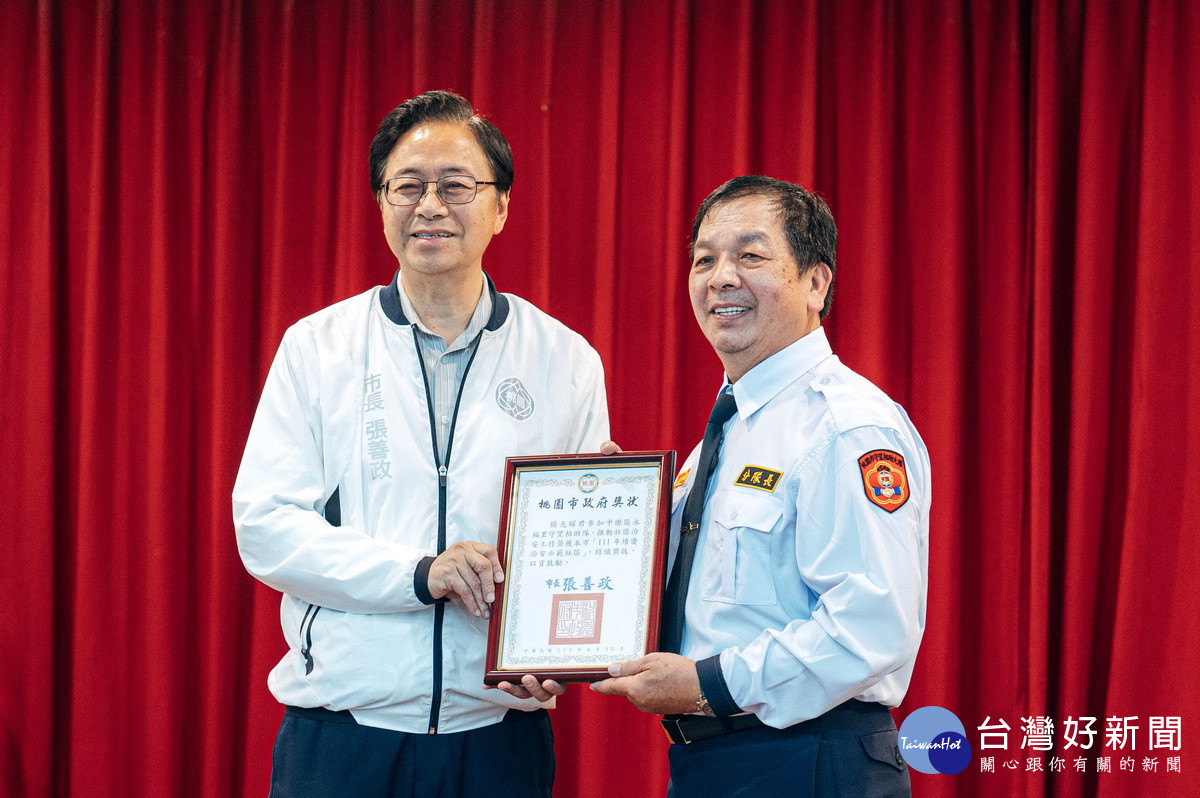 中壢區永福里榮獲「績優治安示範社區」,桃園市長張善政頒獎感謝守望相助隊員。