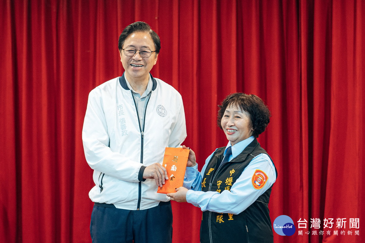 中壢區永福里榮獲「績優治安示範社區」,桃園市長張善政頒獎感謝守望相助隊員。