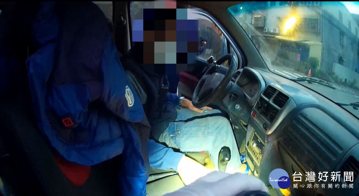 故障車停路中竟因引病發，警協助排除並通知家屬。